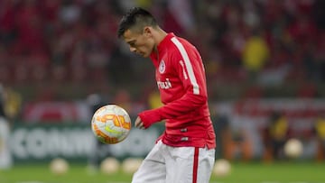 Futbol, Internacional v Tigres Uanl
Copa Libertadores 2015
El jugador de Internacional Charles Aranguiz, controla el balon durante el partido por Copa Libertadores en el estadio Beira-Rio en Porto Alegre, Brasil.
15/07/2015
Fotoarena/Photosport************
Football, Internacional v Tigres Uanl
Libertadores cup 2015
The Internacional player Charles Aranguiz, controls the ball during the Libertadores cup football match held at the Beira-Rio stadium in Porto Alegre, Brazil.
15/07/2015
Fotoarena/Photosport