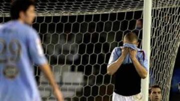 <b>MAZAZO. </b>Falcón y Bustos lamentan el gol de Nsue, que dejaba el partido muy cuesta arriba para los celestes, que ya jugaban con diez.