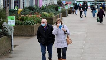 People wearing protective masks walk as the spread of the coronavirus disease (COVID-19) continues, in London, Britain, December 12, 2021. REUTERS/May James