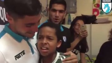 La emotiva reacci¨®n de un ni?o al conocer el plantel de Iquique