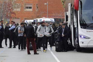 Llegada del Real Madrid al hotel de concentración en Barcelona. En la foto, Benzema y Carvajal tras bajar del autobús.