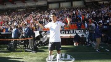 Enzo Pérez durante su presentación.