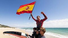 Nia Suardíaz sale a hombros del agua de la playa de Valdevaqueros, Tarifa (Cádiz, España) con la bandera española en alto tras ganar la prueba de la GWA en Wing Foil, el miércoles 1 de mayo del 2024.