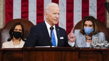 El presidente Joe Biden se dirige a una sesi&oacute;n conjunta del Congreso en la C&aacute;mara de la C&aacute;mara en el Capitolio de los Estados Unidos en Washington, con la vicepresidenta Kamala Harris, a la izquierda, y la presidenta de la C&aacute;mara de Representantes, Nancy Pelosi, de California. 