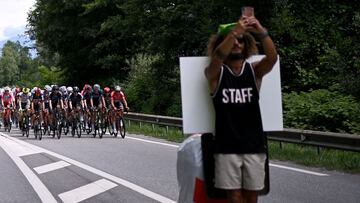 Un selfie delante del pelotón del Tour de Francia