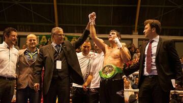 Sergio García celebra el WBC Intercontinental del peso superwélter.