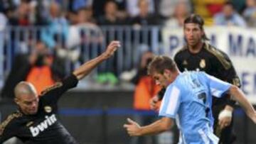 <b>INTENSIDAD. </b>Pepe intenta parar a Joaquín ante la presencia de Ramos.