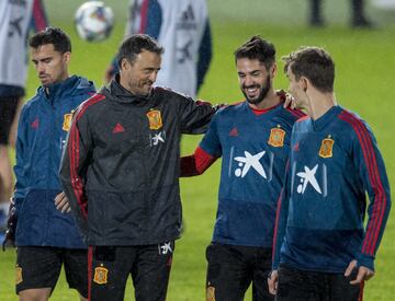 Luis Enrique con Isco y Diego Llorente.