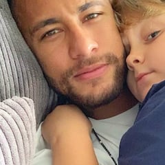 Neymar se refugia en su hijo en su verano más turbio