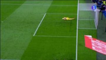 Ésta es la imagen en la que se ve a Courtois tendido en el terreno de juego tras recibir el impacto de un objeto.