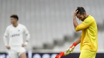 Marseille (France), 04/10/2022.- Goalkepeer Antonio Adan (R) of Sporting leaves the pitch after receiving a direct red card during the UEFA Champions League group D soccer match between Olympique Marseille and Sporting CP in Marseille, France, 04 October 2022. (Liga de Campeones, Francia, Lisboa, Marsella) EFE/EPA/Guillaume Horcajuelo