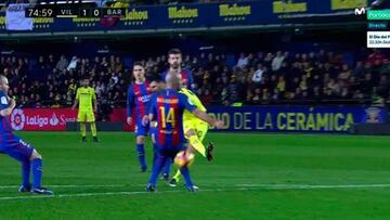 Momento en el que el disparo de Sansone pega en la mano de Mascherano.