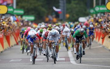 Sprint disputado, Sagan pasa primero por la línea de meta.