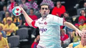 <b>UN MURO. </b>Rubén Garabaya logró superar en esta acción la compacta defensa sueca.