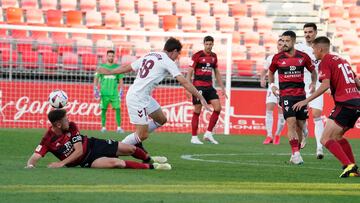 Barbu roba un bal¨®n a Bautista en el duelo ante el Eibar en Anduva.