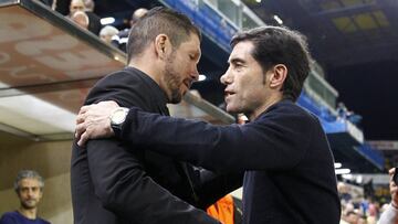 Cholo Simeone y Marcelino se saludan.