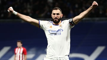 Soccer Football - LaLiga - Real Madrid v Athletic Bilbao - Santiago Bernabeu, Madrid, Spain - December 1, 2021 Real Madrid&#039;s Karim Benzema celebrates scoring their first goal REUTERS/Sergio Perez