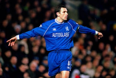 Centrocampista uruguayo que dejó una marca significativa en el Chelsea FC a finales de los años 90. Es recordado por su habilidad técnica, su visión de juego y, sobre todo, por su gran capacidad goleadora desde el mediocampo. Se unió al Chelsea en junio de 1997, procedente del Real Zaragoza, con 29 años, en una de las mejores épocas del club antes de la era Abramovich.