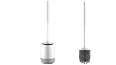 Esta escobilla de silicona para el baño limpia sin absorber olores