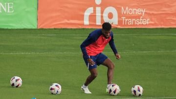 El centrocampista francés del Atlético de Madrid Thomas Lemar durante el entrenamiento de este sábado en la Ciudad deportiva de Majadahonda, en preparación del partido liguero del próximo domingo ante el Sevilla.