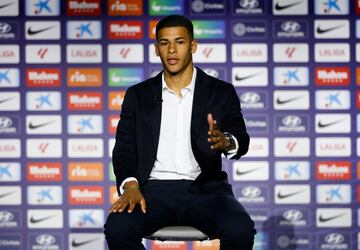 El defensa uruguayo fue presentado como nuevo jugador rojiblanco y recibi¨® su nueva camiseta de manos del presidente del Atl¨¦tico de Madrid, Enrique Cerezo. El jugador llega procedente del Racing Club de Montevideo.