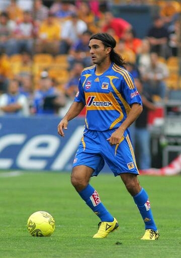 Fabián Cubero llegó al futbol mexicano proveniente de Vélez Sarsfield para jugar en Tigres de la UANL. El central militó dos años y tuvo cierta regularidad en los felinos y después regresó al club de sus amores. No dejó huella en la Liga MX.
