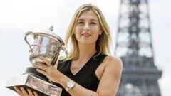 Maria Sharapova posa con la Torre Eiffel de fondo con el t&iacute;tulo de Roland Garros conseguido en el a&ntilde;o 2014.