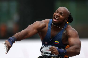 El atleta de la imagen, el colombiano Mauricio Valencia, podría pasar por protagonista de un film de vampiros por sus prominentes y afilados colmillos. Sin embargo, la foto corresponde a la final de jabalina durante los Campeonatos Mundiales de atletismo paralímpico, que se celebran en el Estadio Memorial de la Universiada en Kobe, Japón.