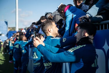 Bakis firma un autógrafo.