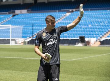 El joven portero ucraniano de 19 años ha sido presentado en el Santiago Bernabéu de la mano de Florentino Pérez y acompañado de su familia.