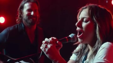 Lady Gaga cantando la canción ‘Shallow’ con Bradley Cooper en una escena de ‘Ha nacido una estrella’.