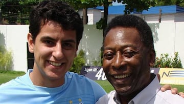 Thiago Lobo, con Pel&eacute;.