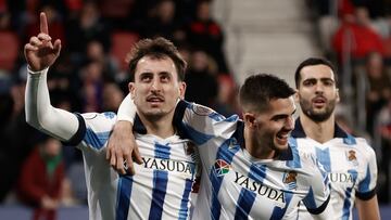 PAMPLONA, 17/01/2023.- El delantero de la Real Sociedad Mikel Oyarzabal (i) celebra tras marcar ante Osasuna, durante el partido de los octavos de final de la Copa del Rey de fútbol que CA Osasuna y Real Sociedad disputan este miércoles en el estadio de El Sadar, en Pamplona. EFE/Jesús Diges