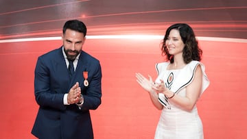 La presidenta de la Comunidad de Madrid, Isabel Díaz Ayuso, entrega la Medalla de Oro de la Comunidad de Madrid al futbolista del Real Madrid Daniel Carvajal. Diego Radamés / Europa Press