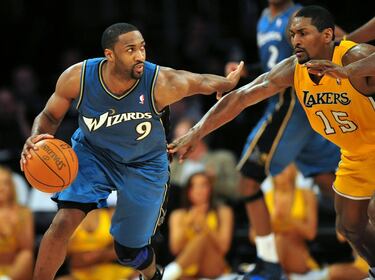 En 2007 los Wizards renovaban a Gilbert Arenas por seis temporadas a pesar de que el año anterior sólo había podido jugar 13 partido por una grave lesión de rodilla. La articulación nunca volvió a funcionar a pleno rendimiento y dos años después salía del equipo. Eso sí, antes le había dado tiempo a exigir para renovar que firmaran a Antawn Jamison (4 años, 50 millones), cosa que tampoco salió especialmente bien. Además, protagonizó un famoso episodio en el vestuario, una trifulca armada con Javaris Crittenton (actualmente en la cárcel por homicidio involuntario) por una pelea que venía de una partida de cartas en el avión. Una joya.