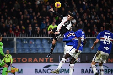 Uno de los goles más recordados de Cristiano Ronaldo jugando para la Juventus. En la victoria ante Sampdoria, el delantero anotó un golazo de cabeza. En su salto se elevó 71 cm del piso y alcanzó una altura de 2 metros y 56 centímetros. 