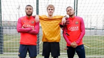 El cantante es amigo de varios jugadores, en especial Neymar.
