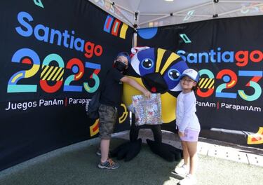 Cuatro deportistas se vistieron de Pascuero para hacer regalos con Santiago 2023