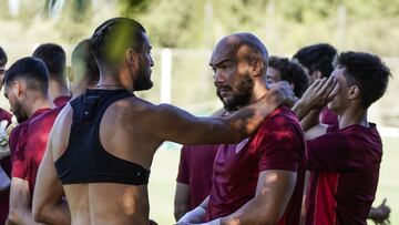 Rafa Mir, con Dmitrovic.