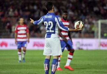 El defensa del Espanyol, Álvaro González, en un momento del encuentro correspondiente a la jornada 34 de primera división, que disputan esta noche frente al Granada en el estadio Nuevo los Cármenes de Granada. 