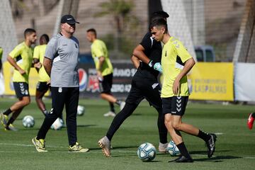 Mel, junto a Pedri, en un entrenamiento durante su etapa común en Las Palmas. 