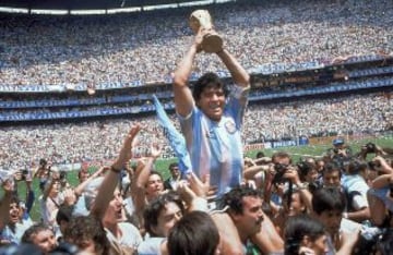 Con la selección albiceleste (incluyendo juveniles y adulta), Diego Maradona jugó 115 partidos y marcó 47 goles. Disputó 4 mundiales adultos, de los cuales ganó uno (1986) y fue subcampeón en otro (1990). En la categoría juvenil, logró el Mundial sub 20 de Japón 1979.