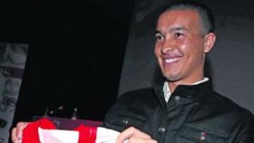 <b>LLEVA OCHO GOLES. </b>Baha posó para AS con una camiseta del Atlético, al que se enfrenta esta tarde.