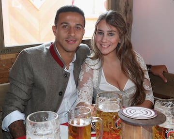 Thiago Alcantara y su esposa Julia Vigas 