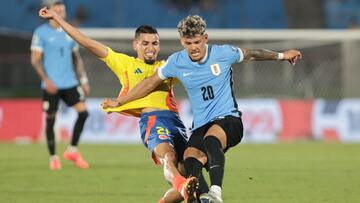 AMDEP9976. MONTEVIDEO (URUGUAY), 15/11/2024.- Maximiliano Araújo (d) de Uruguay disputa un balón con Daniel Muñoz de Colombia este viernes, durante un partido de las eliminatorias sudamericanas al Mundial de Fútbol 2026, entre Uruguay y Colombia en el estadio Centenario, en Montevideo (Uruguay). EFE/ Gastón Britos