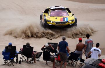 El piloto británico de peugeot Harry Hunt y el copiloto holandés Wouter Rosegarr durante la Etapa 1 del Dakar 2019 entre Lima y Pisco, el 7 de enero de 2019. 