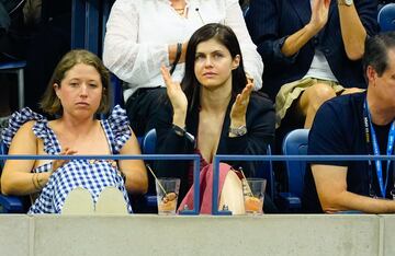 Alexandra Daddario durante la final del US Open entre Coco Gauff  y Aryna Sabalenka en el USTA Billie Jean King National Tennis Center.