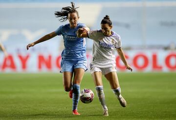 Aurélie Kaci pugna por el esférico frente a Caroline Weir.