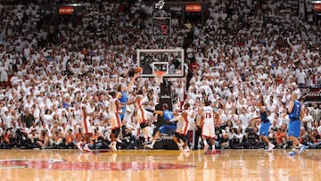 Dirk Nowitzki anota el tiro ganador durante el segundo partido de las Finales de la NBA entre los Dallas Mavericks y los Miami Heat