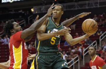 Rodney Hood y Patrick Beverley.